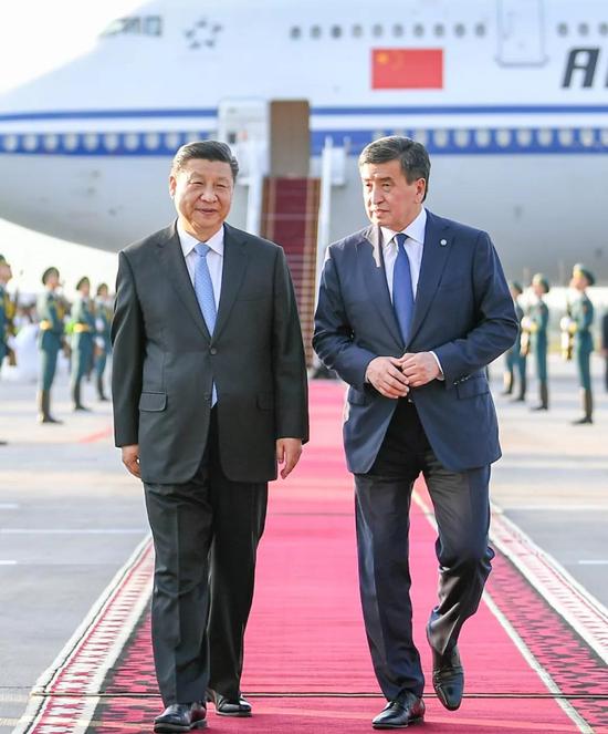 习近平同前来迎接的吉尔吉斯斯坦总统热恩别科夫亲切交谈。新华社记者 谢环驰 摄