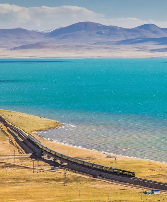 青藏铁路是世界上海拔最高、路线最长的高原铁路；下图为铁路经过措那湖，摄影师@张一飞/星球研究所