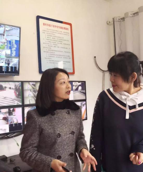  图为记者分别在大渡口幼儿园、茄子溪中学采访