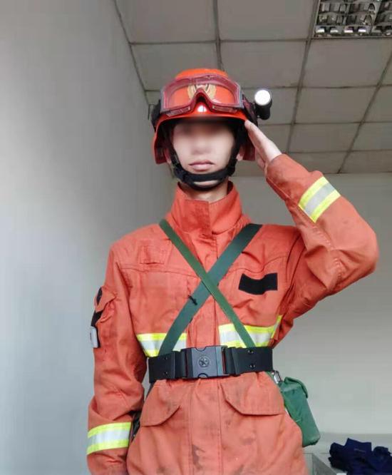 火灾拯救家人:四川大火90后消防员生前与家人视频称马上去救火 杨瑞伦生前照片。 受访者供图