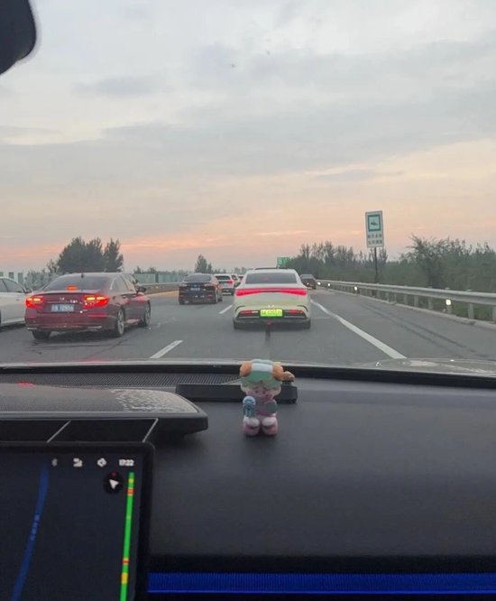 提前错峰返程仍被堵在路上，有人称10公里高速路开了50分钟，刹车踩到脚要抽筋