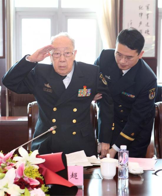 吴孟超院士在退休座谈会上敬礼.