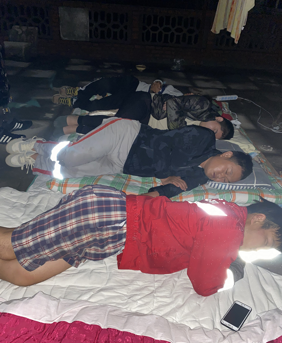 (图说:王昆鹏和被困的同事打地铺睡觉)