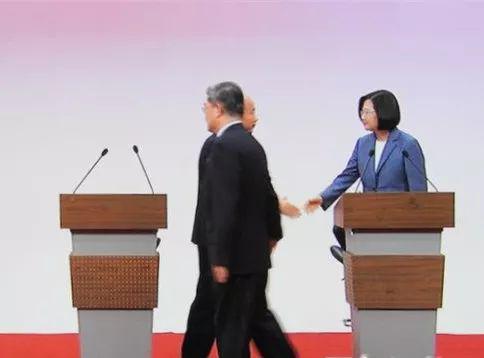 今天的政见发表会 韩国瑜主动走向蔡英文同她握