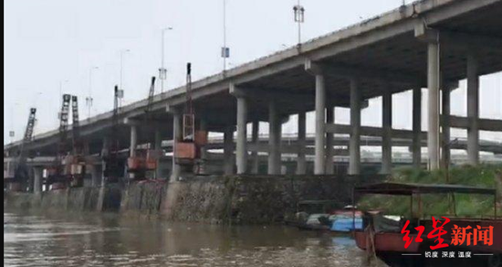 ▲公交车车载监控拍到，小张最后逆行上了赣江边的公路桥。图为赣江边的公路桥。受访者供图
