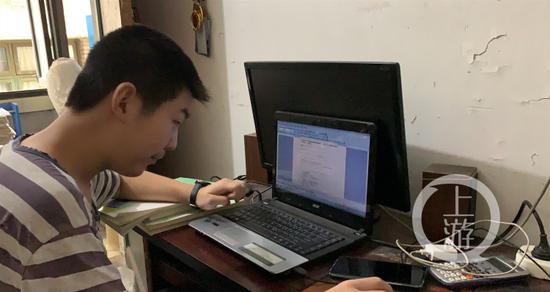 △姜明宇正在给学弟学妹们整理数学笔记