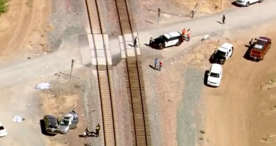 美国一火车与汽车相撞致3死5伤 路口未设信号灯