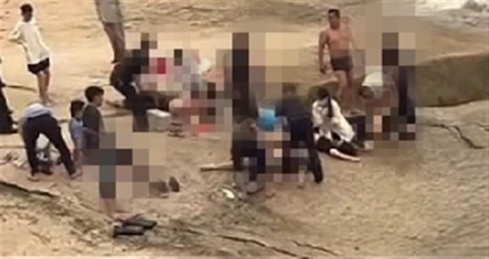 一家五口在广东陆丰海边游玩时被海浪卷走，四人不幸遇难，目击者：他们当时在拍照
