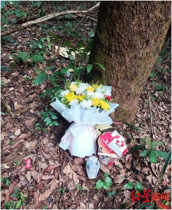 ↑李胜及家人在女儿遇害地摆上鲜花。图片来自李胜微博