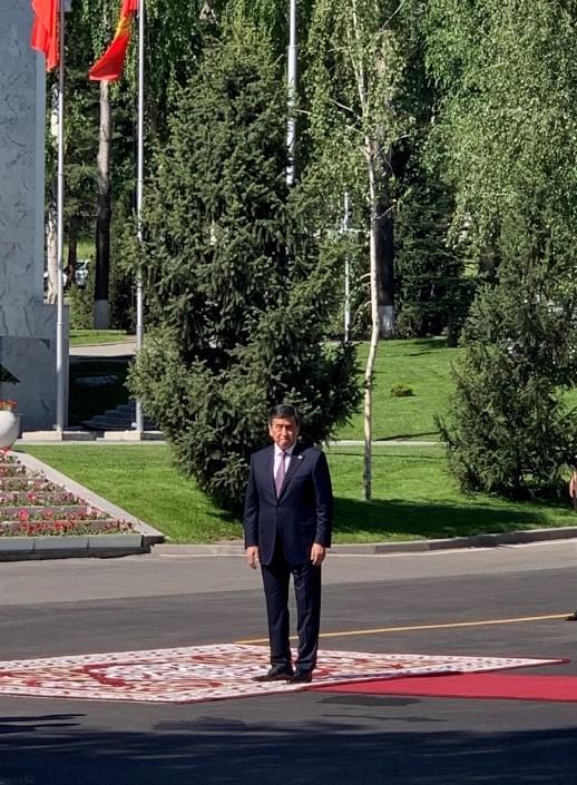△热恩别科夫总统正在下车处等着迎接习主席。