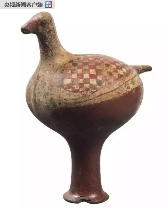 △正在中国国家博物馆展出的陶鸟形来通（公元前8世纪-前7世纪）出土于亚美尼亚比尼遗址，是亚美尼亚历史博物馆藏品。