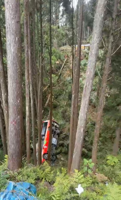 台媒：台湾南投县杉林溪园区一游览车坠谷，造成6人受伤，另有一人无生命体征送医抢救