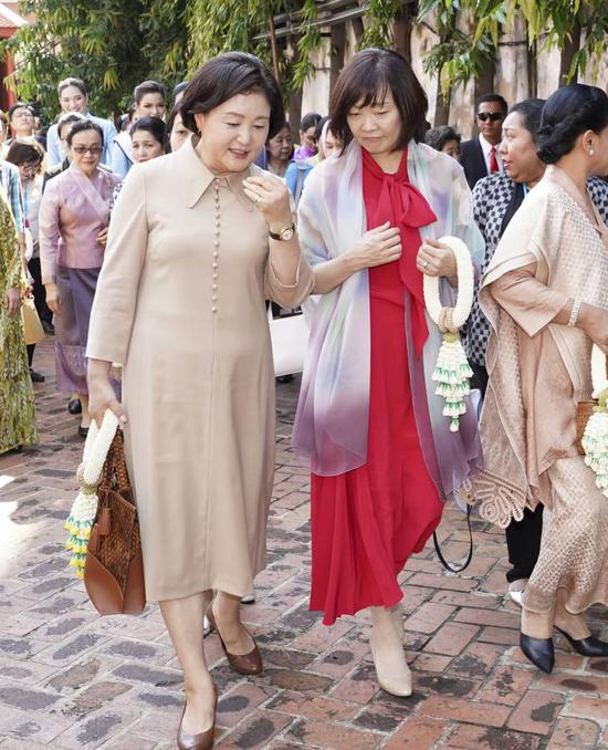  4日，韩日第一夫人在曼谷边走边聊，气氛愉悦。（纽西斯通讯社）