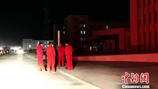 青海地震时间:青海省茫崖市发生5.0级地震 有民众熟睡时被摇醒 图为街上行人。 樊永涛 摄