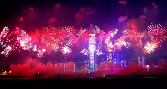 今年国庆:从开国大典到盛世盛典 今年国庆过出了春节的感觉 10月1日拍摄的深圳市深圳湾人才公园上空绽放的绚丽焰火新华社发(廖健)
