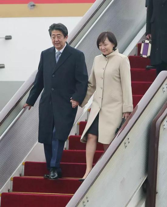 ▲资料图片：2018年10月25日，日本首相安倍晋三和夫人安倍昭惠抵达首都国际机场，开始对中国进行正式访问。
