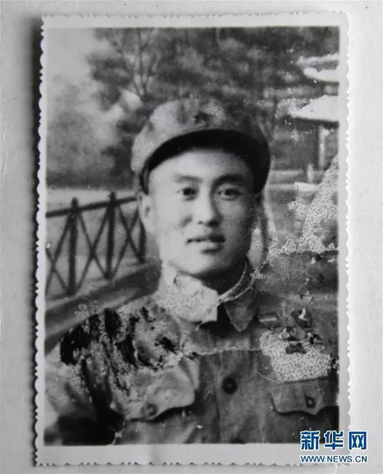  ·张富清年轻时的照片。新华社发