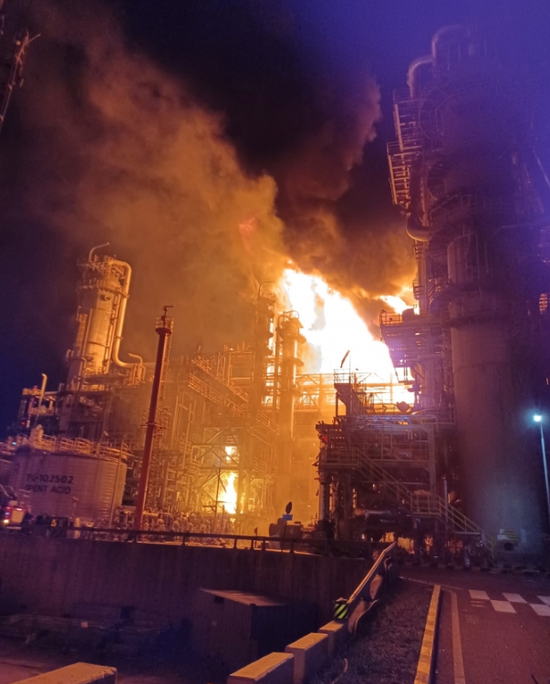 韩国一炼油厂大爆炸致1死9伤:火柱腾起数十米 附近震感剧烈