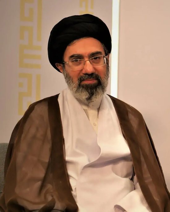 伊朗新任最高领袖受伤内幕：遭导弹袭击前几分钟外出办事，因此死里逃生，正要上楼时导弹击中了大楼