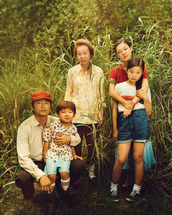 《米纳里》剧照,中间为尹汝贞