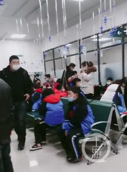 ▲1月11日,多名学生在医院打吊瓶治疗。图片来源/视频截图