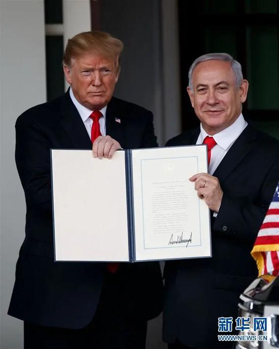  2019年3月25日，在美国首都华盛顿白宫，美国总统特朗普与以色列总理内塔尼亚胡展示特朗普签署的正式承认以色列对戈兰高地的主权的公告。