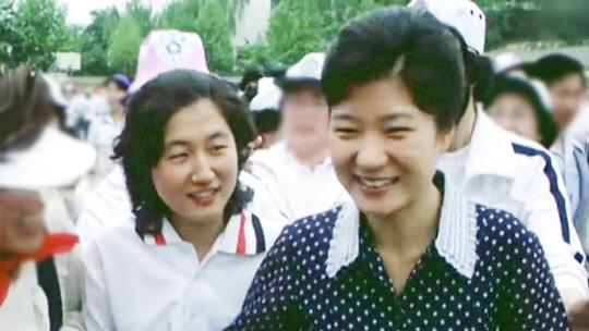 年轻时的朴槿惠与崔顺实(《首尔经济》)