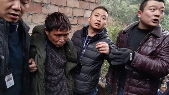悍匪冯学华的末路逃亡:途中强2人 一路嗜酒如命 冯学华在乐山市市中区白马镇被抓获。