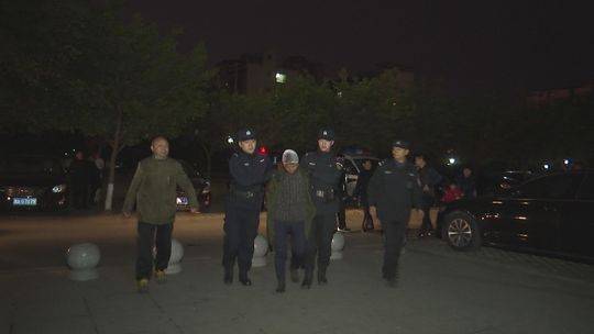 悍匪冯学华的末路逃亡:途中强2人 一路嗜酒如命 冯学华被押解回眉山。