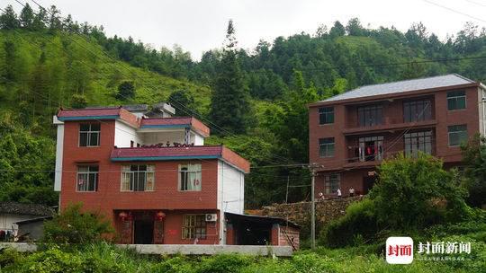 遂川县桃坑村，右侧房屋为赖和平家，左侧房屋为刘春香夫妇家。摄影 封面新闻记者 谢凯