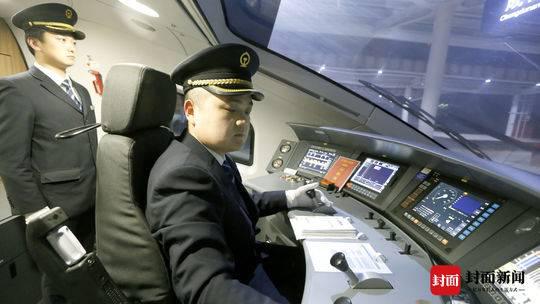 成贵高铁首发司机揭秘：一公里要爬升“10层楼”