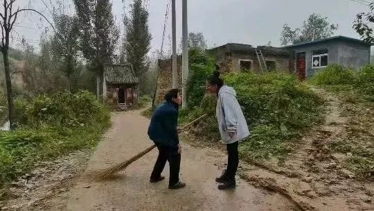  ·张桂芳（右）正在走访村民。