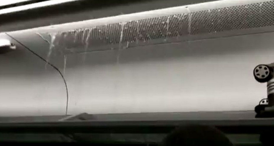  2017年乘客拍摄的日立800型列车内部空调漏水现场  图源：社交平台