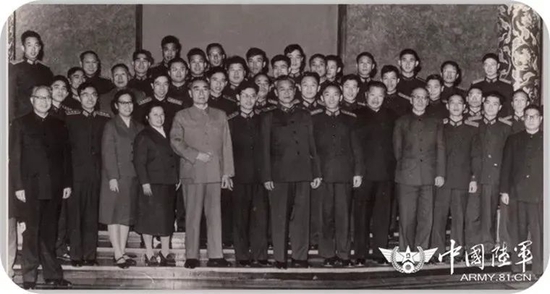 ·钱七虎等人在苏联留学期间受到周恩来总理亲切接见。