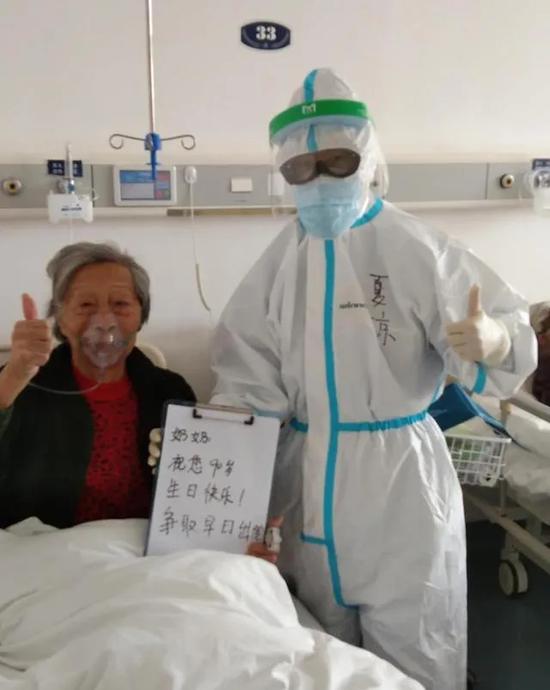 △3月18日，武汉大学人民医院东院区新冠肺炎21病区，医务人员为90岁的周太婆祝寿。
