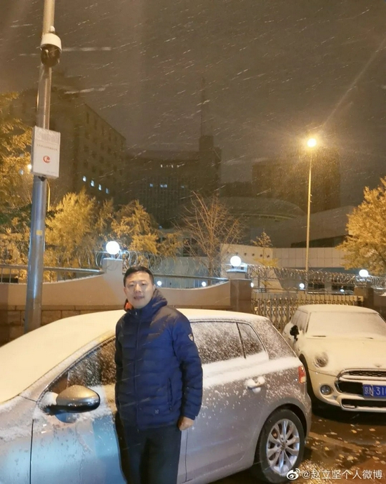 ·赵立坚在北京的雪中。