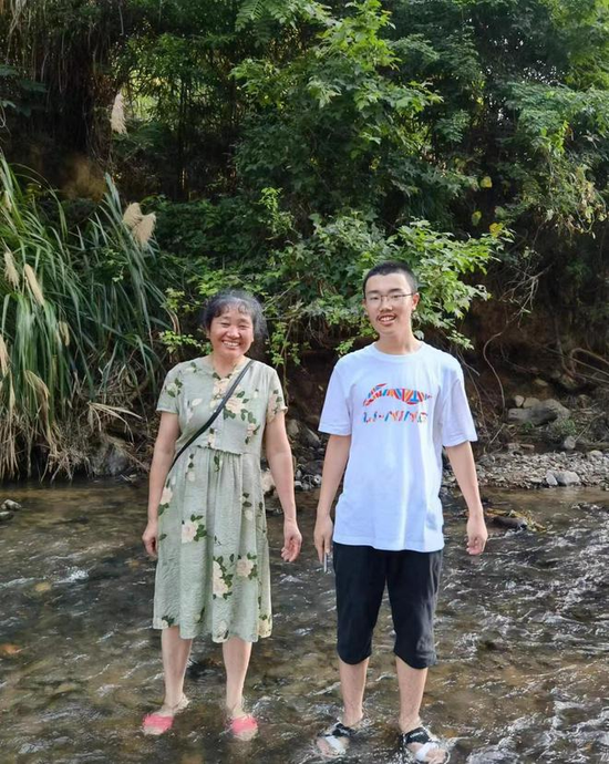 ▲2022年暑假，母亲李连英和胡鑫宇的合照。