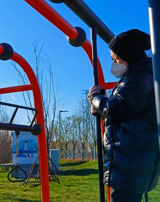  11月30日，刘芸与女儿外出，全副武装。 受访者供图