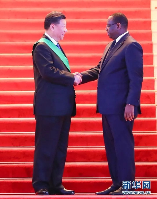 2018年7月21日，塞内加尔总统萨勒向国家主席习近平授予塞内加尔国家最高荣誉勋章国家雄狮勋位团大十字勋章。新华社记者 谢环驰 摄