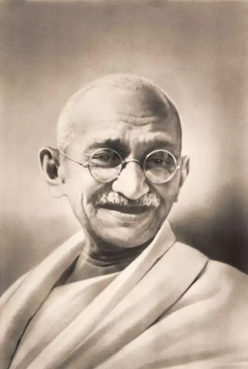 (图为"圣雄(mahatma)"莫罕达斯·甘地)