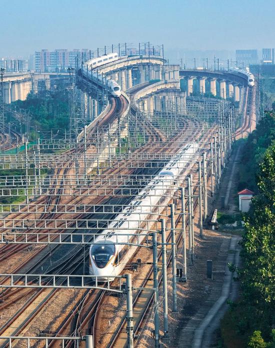  在上海汇聚的高铁路段，图中近处为复兴号，摄影师@刘慎库/星球研究所