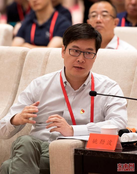 58同城ceo姚劲波代表发言. 福建日报记者 张永定 摄