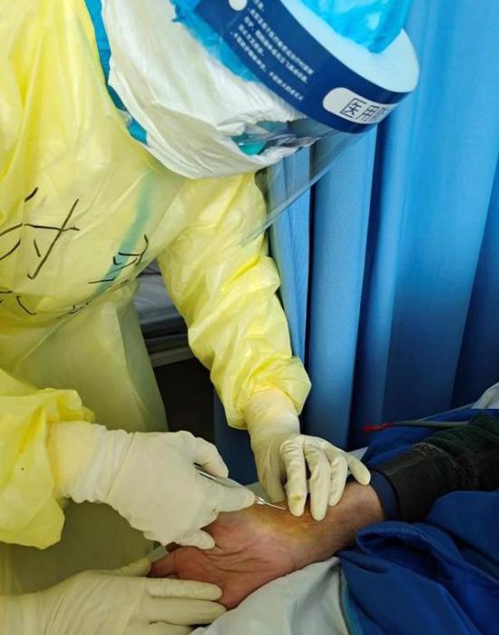 没想到电视上播放了我们在病房为患者唱歌的镜头