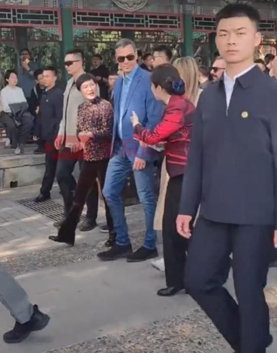 西班牙首相夫妇在北京被偶遇：白天鼓楼颐和园赏春光，晚上什刹海逛夜景
