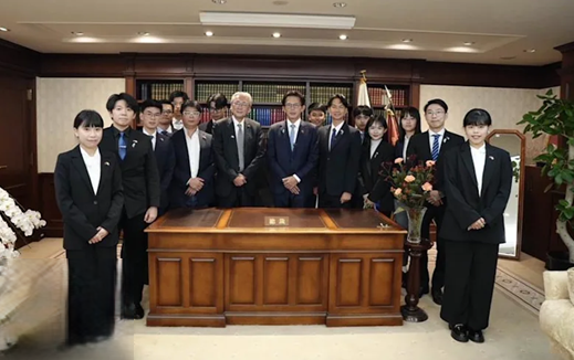 与高市早苗办公桌合影，台政客被群嘲