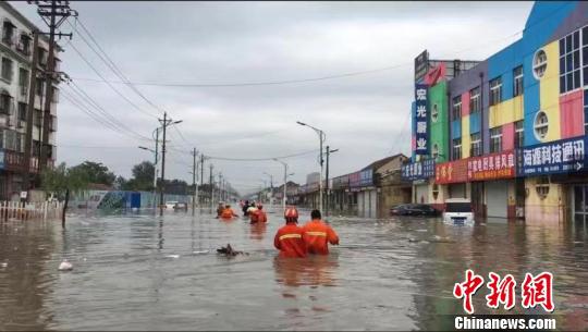 8月10日凌晨山东省聊城市突降暴雨。出现城市内涝、房屋被淹等情况，多人被困。