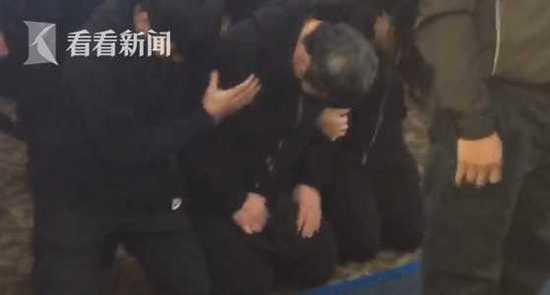 台铁出轨事故联合公祭 司机痛哭下跪磕头 台铁出轨事故联合公祭 司机痛哭下跪磕头