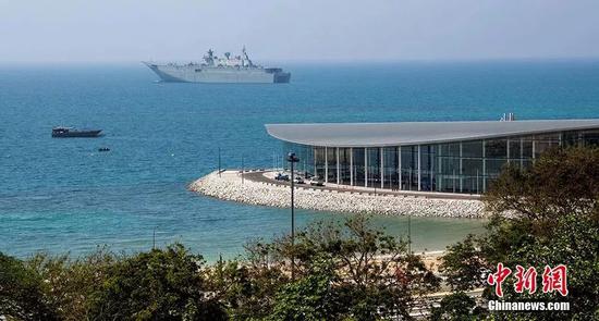 2018年11月4日，一艘军舰停泊在巴布亚新几内亚莫尔兹比港