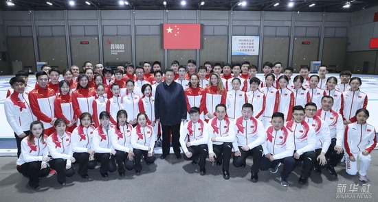 2019年2月1日，习近平在北京看望慰问基层干部群众，考察北京冬奥会、冬残奥会筹办工作。这是1日下午，习近平在位于首钢园的国家冬季运动训练中心勉励正在训练备战的运动员、教练员，并同他们合影。