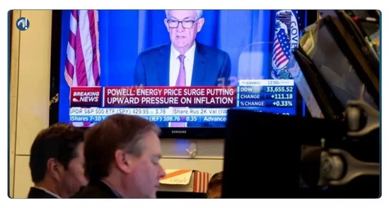▲ 3月16日，美国纽约证券交易所内的电视屏幕上正在播放鲍威尔针对加息的讲话